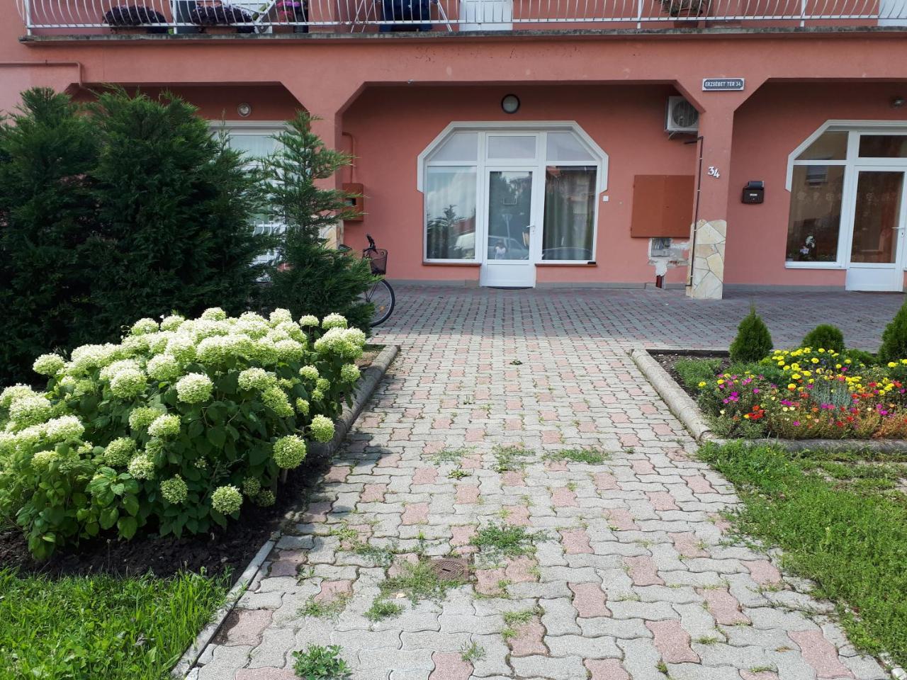 Kertvarosi Apartman Tiszaújváros Εξωτερικό φωτογραφία